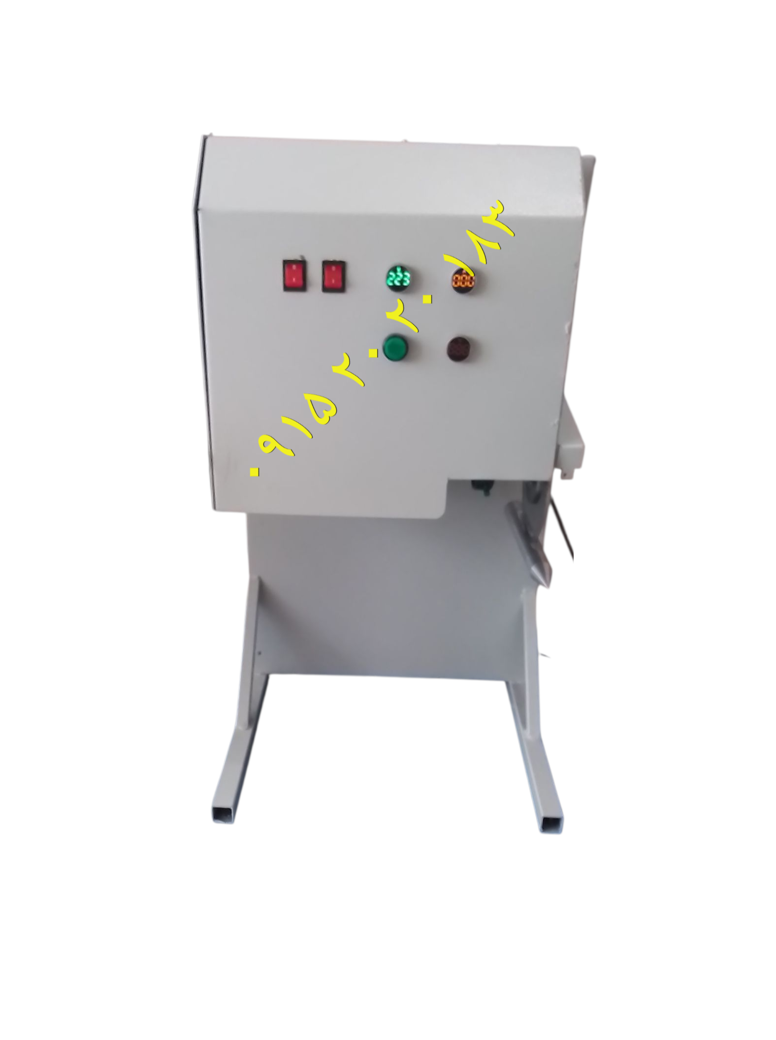 خردکن مرغ رومیزی ارزان کم صدا جهت فروشگاه هایی که دائما در حال کار مداوم با دستگاه هستند . به همین دلیل دارای فن خنک کنندگی دینام میباشد .